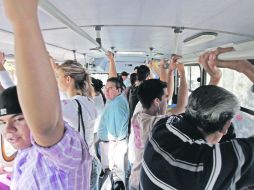 Las deficiencias del transporte son evidentes para miles de usuarios, como los de la imagen, todos los días.  /