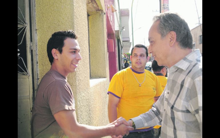 Ayer por la tarde Fernando Garza realizó una visita a casas y comercios del barrio de El Retiro. ESPECIAL  /
