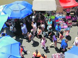 El comercio informal ha tomado calles como Santa Mónica, a pocas cuadras de la Presidencia Municipal.  /