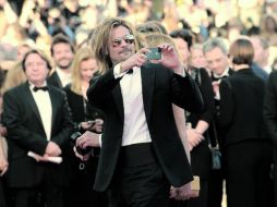 Brad asistió a la Alfombra roja sin Angelina, y afirmó que la boda es, por ahora, sólo un rumor. AFP  /