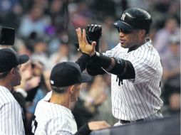 El dominicano Robinson Canó festeja un cuadrangular que bateó en la cuarta entrada. AFP  /