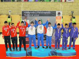 La Selección Jalisco (centro) ogró el oro en la modalidad Rifle 3 posiciones en la Juvenil Menor por equipos.  /