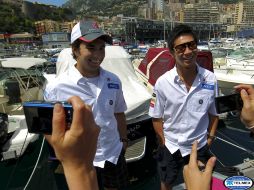 Sergio Pérez (i) junto a su compañero Kamui Kobayashi de Sauber, en el 'paddock' del circuito de Montecarlo. EFE  /