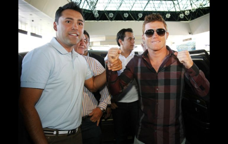 El promotor Óscar de la Hoya (i) indicó que trabaja para que la pelea entre el tapatío y Williams sea espectacular. ARCHIVO  /