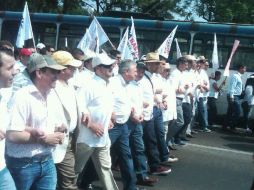 Autoridades universitarias, así como líderes estudiantiles encabezan los contingentes.  /