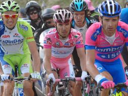 En la recta con la pancarta a tiro de piedra fue Purito (centro) quien asomó con la maglia rosa para dejar claro su triunfo. EFE  /