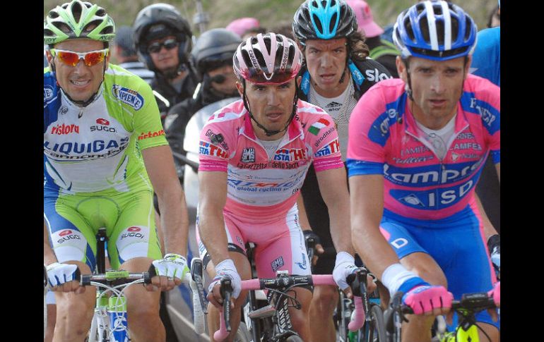 En la recta con la pancarta a tiro de piedra fue Purito (centro) quien asomó con la maglia rosa para dejar claro su triunfo. EFE  /