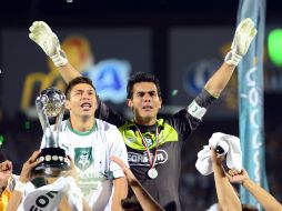 El delantero (i) y el guardamenta continuarán con el conjunto lagunero tras el campeonato. ARCHIVO  /