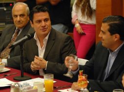 Ante egresados del IPADE, reiteró su propuesta de fortalecer el mercado interno. ESPECIAL  /