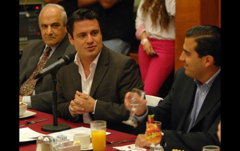 Ante egresados del IPADE, reiteró su propuesta de fortalecer el mercado interno. ESPECIAL  /