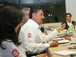 El candidato mantuvo una reunión con los consejeros de la Expo Guadalajara para presentear proyecto. ESPECIAL  /