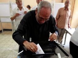 Un hombre vota en un colegio electoral, durante la primera vuelta de las elecciones presidenciales. EFE  /