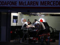 Mecánicos de McLaren afinan el auto de su escudería previo a los ensayos del Gran Premio de Mónaco. REUTERS  /