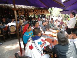 Por la tarde Aristóteles asistió a una comida con representantes de la comunidad cultural. ESPECIAL  /