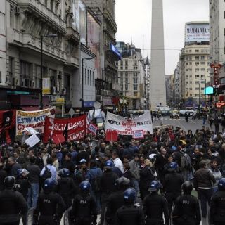 Uribe, entre protestas y operativo de seguridad en Argentina