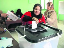 Una mujer deposita su voto durante la primera vuelta de las elecciones presidenciales, en El Cairo. EFE  /