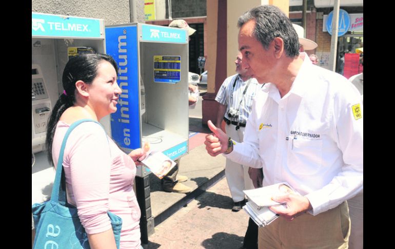Fernando Garza repartió propaganda sobre su campaña en su visita al municipio de Tepatitlán de Morelos. ESPECIAL  /