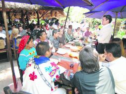 Aristóteles Sandoval asistió ayer a una comida con miembros de la comunidad cultural. ESPECIAL  /