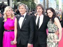 Kirsten Dunst, Viggo Mortensen, Walter Salles y Kristen Sewart al llegar a la gala de En el camino. REUTERS  /