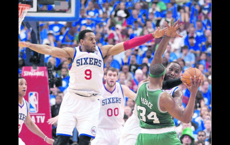 Paul Pierce (34), de Boston, intenta un pase, pero la defensa ferrea de los 76ers impide su cometido. AP  /