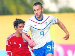 El holandés Nacer Barazite es seguido por el egipcio Mahmoud Alaa, durante el juego de la jornada inaugural de Toulon. MEXSPORT  /