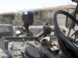 Un observador de Naciones Unidas en Siria realiza fotos de un autobús dañado durante una explosión. EFE  /