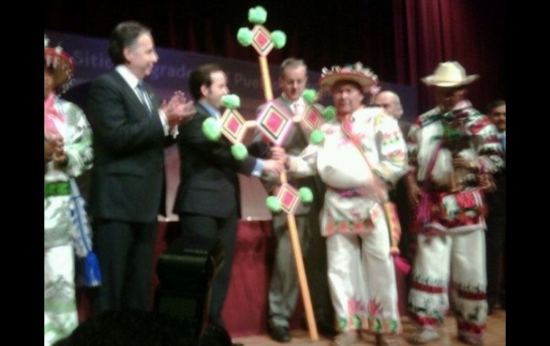 En la ceremonia de entrega de las concesiones estuvieron presentes representantes de la comunidad Wixárika. ESPECIAL  /