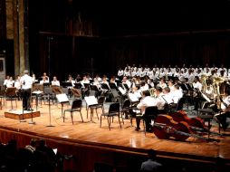 Las gargantas se calentaron cuando muy pronto numerosos asistentes identificaron el tema Funiculli funiculla. NOTIMEX  /