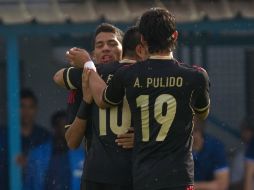 Fabián le da al Tri su primera victoria en el torneo; en la imagen celebra con sus compañeros uno de sus goles. MEXSPORT  /