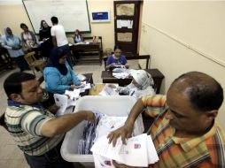 Funcionarios realizan conteo de papeletas de la primera vuelta de las elecciones en El Cairo. EFE  /