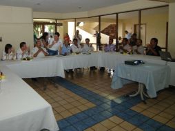 Aristóteles acudió a una reunión con miembros de Barrios Unidos en Cristo. ESPECIAL  /