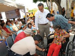 En el evento con adultos mayores entregaron 15 sillas de ruedas y 10 bastones.  /