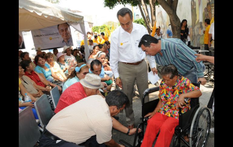 En el evento con adultos mayores entregaron 15 sillas de ruedas y 10 bastones.  /