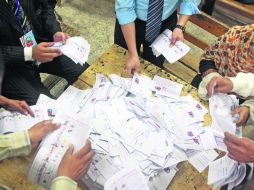CONTEO.- Ayer mismo comenzó el registro de los resultados electorales; se espera que éstos sean difundidos el martes. REUTERS  /