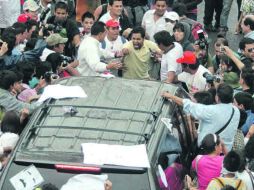 Manifestantes le bloquearon el paso a un vehículo que, presuntamente, llevaba al candidato presidencial. EL UNIVERSAL  /