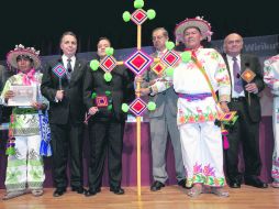 Con ojos de Dios en mano los funcionarios federales y representantes del pueblo Wixárika sellaron el acuerdo. NTX  /