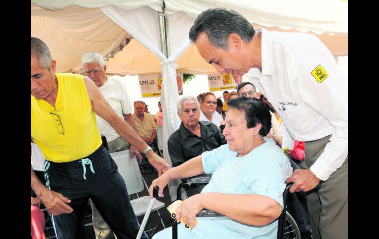 Durante el evento se entregaron 15 sillas de ruedas y 10 bastones a los asistentes. ESPECIAL  /