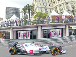 El piloto tapatío de Sauber, Sergio Pérez, se vio afectado por el agua que cayó en el circuito. EFE  /