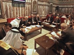 Unos parlamentarios esperan antes de la celebración de la primera sesión del nuevo Parlamento sirio. EFE  /