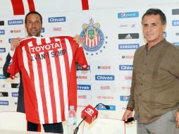 John Van´t Schip (i) fue presentado por José Luis Real (d) como el nuevo técnico del Guadalajara para el próximo torneo.  /