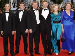 El director de ''En la bruma'' (cuarto de izquierda a derecha) con los actores de la cinta. EFE  /