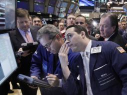 El parque neoyorquino intensificó su descenso después de que Standard & Poor's rebajara la calificación de cinco bancos españoles. AP  /