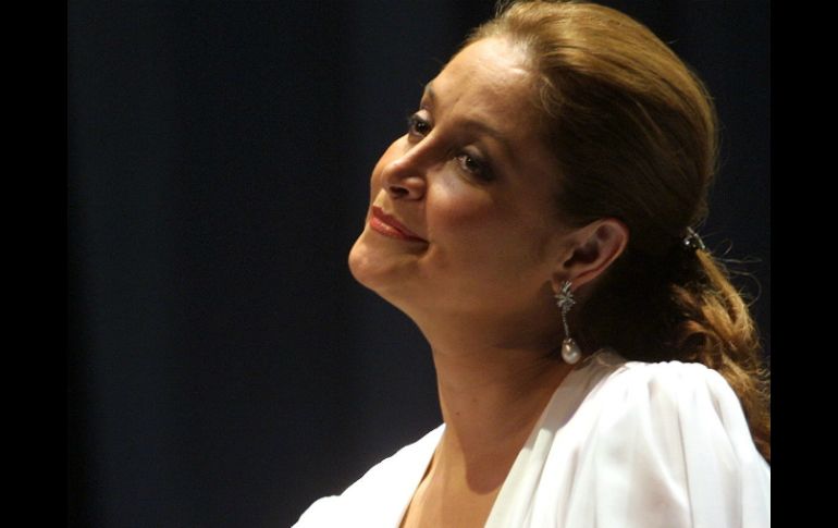 Tina, su amiga de toda la vida explicó que no fue obligatorio extirparle un seno a la artista. ARCHIVO  /