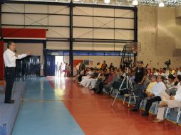 Fernando Garza durante una charla en el Auditorio de usos múltiples de CUSur. ESPECIAL  /