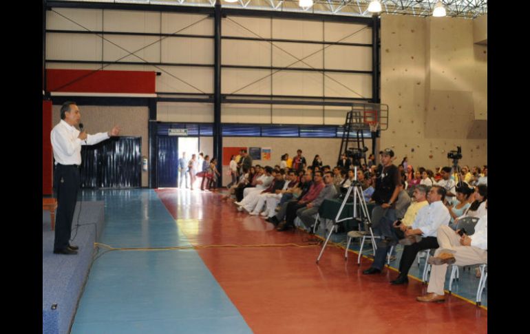 Fernando Garza durante una charla en el Auditorio de usos múltiples de CUSur. ESPECIAL  /