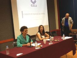 La diputada Margarita Licea (izq) y Teresa Delgado, responsable de la comisión de equidad y género del CCIJ.  /