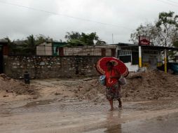 Las lluvias y ligeras inundaciones por el huracán ya se observan en Cihuatlán.  /