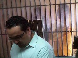 Narciso Agúndez (tras reja) fue presentado esta mañana ante el juzgado segundo de distrito del ramo penal de La Paz. EL UNIVERSAL  /