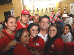 Aristóteles ofrece apoyo a las mujeres con capacitación y ayuda económica. ESPECIAL  /