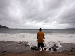 Las nubes se acercan a Barra de Navidad, Jalisco. Tras su llegada a la costa, se espera que ''Bud'' vuelva mar adentro el domingo. AFP  /